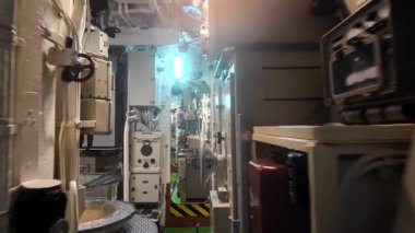 Yüksek teknolojili denizaltı komuta merkezi.