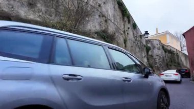 Sintra 'nın düş gibi sisinin içinden yürüyüp Portekiz' in güzelliğini yakalıyorum.