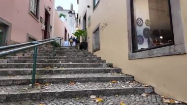 Sintra 'da sakin bir sabah, sisli yollarda yürürken