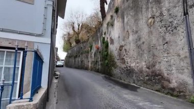 Sisli bir öğleden sonra Sintra tarihi bölgesinde geziniyorum.