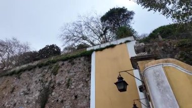 Sintra ikonik işaretler Portekiz 'de sabah sisinde kayboldu.