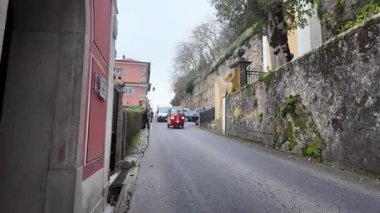 Sis içinde gizlenmiş Sintra peri masalı arazisinde yürüyorum.