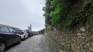 Sintra 'nın sisli eski kasabasında yürümenin sinematik görüntüleri