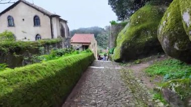 Sintra sisli yollarında gerçeküstü bir yürüyüş, seyahat fotoğrafçılığı.