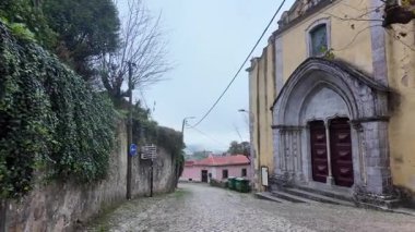 Bulutlu ve sisli Sintra 'nın eski şehri Portekiz' de yürüyor