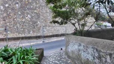 Yumuşak siste, Portekiz 'de, eski Sintra kasabasında yürümek