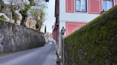 Sisli bir sabahta Sintra kaldırımlı caddelerde geziniyorum.