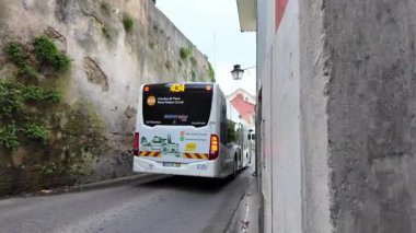 Sintra 'da resim gibi sisli bir gün, tarihi caddelerde geziniyor.