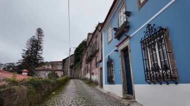 Sintra tarihi merkezinde sisli bir günde Portekiz seferi