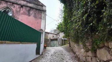 Portekiz, Sintra 'nın sisli sokaklarında geziniyor.