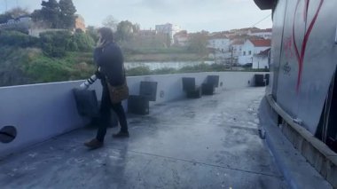 Lizbon, Portekiz 'deki gizli duvar yazıları ve şehir yürüyüşü görüntülerini araştırıyorum.