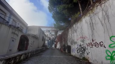 Lizbon 'da grafiti dolu caddelerde yürümek, şehir içi sanat seyahati videoları