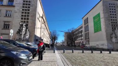 UNESCO 'nun dünyaca ünlü bir sitesi olan Coimbra Üniversitesi' nin tarihi avlularında geziniyor.
