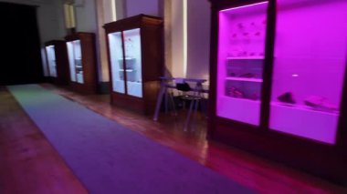 Cam kavanozlarda korunmuş numunelerle Coimbra Üniversitesi bilim laboratuvarı, UNESCO miras alanı