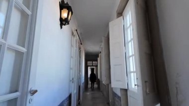 Coimbra Üniversitesi 'nin antik UNESCO simgesinden geçiyoruz.