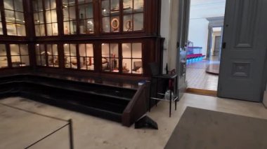 Coimbra Üniversitesi 'nin dünyaca ünlü UNESCO sitesinde geziniyor.