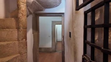 UNESCO 'nun Dünya Mirası sitesi Coimbra Üniversitesi' ndeki tarihi Akademik Cezaevi 'nde rehberli yürüyüş