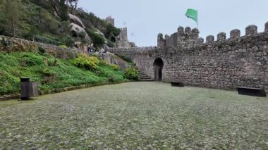 Fas Şatosu Sintra Portekiz 'de yürüyüş yolu.