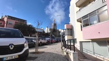 Portekiz 'de bir Katolik simgesi olan Kral İsa heykeli manzaralı, seyahat içeriği için mükemmel.