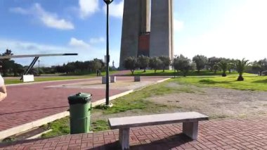 Portekiz 'in Almada şehrindeki ünlü dini mabedi Lizbon' a bakan turizm konsepti