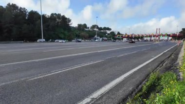 Yoğun kamyon ve araç trafiğiyle dolu otoyol, yolun kenarından görülüyor..