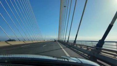 Direksiyonun arkasında, arabanın ön camına doğru bir yolculuk sahnesi