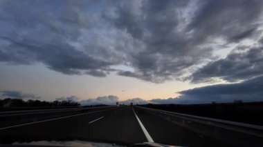 Yolculuk fotoğrafçılığı, araba koltuğundan manzara.