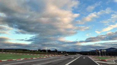 Bir yol macerasının araba içi perspektifi