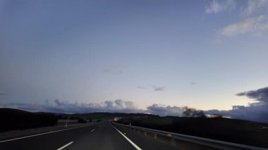 Araba konsolu ve otoyol gezisi sahnesi