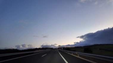 Sonsuz bir otoyolda giden bir arabanın görüntüsü