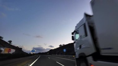 Gün batımına doğru araba yolculuğu perspektifi