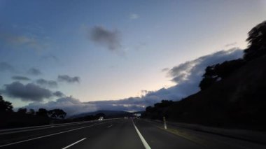 Bir otoyolda ilerlemek, bir araba yolculuğu