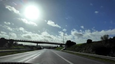 Düz bir otoyol manzarası, yolculuk havası.