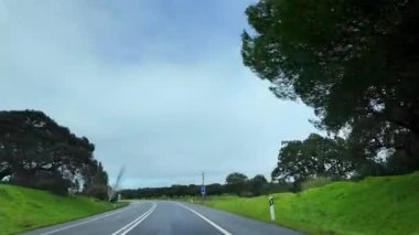 Yeni yerler keşfetmek, bir arabanın içinden otoyol çekimi.