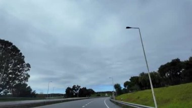 Manzaralı yolda hızlı giden araba.