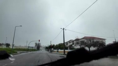 Otoyolda araba kullanmak, manzaralı bir yol yolculuğu.