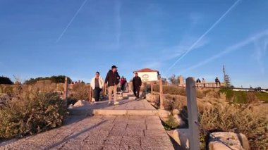 Cascais Portekiz gece görüntülerinde gezinti güvertesinin yanındaki yol aydınlatıldı.
