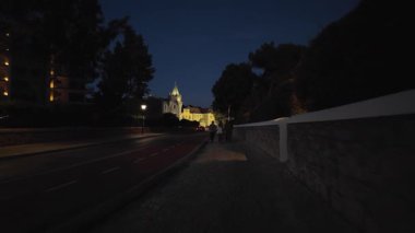 Cascais Portekiz 'in deniz kıyısında akşam yürüyüşü görüntüleri.