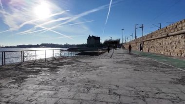 Altın saat videosunda Cascais Portekiz 'de sakin bir yürüyüş.