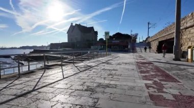 Cascais 'in videosunda Portekiz kıyı şeridi üzerinde gün batımı parlıyor