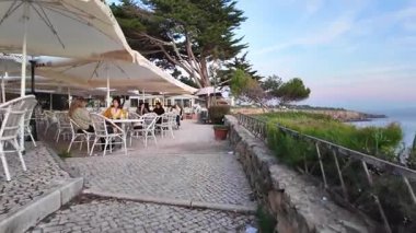 Cascais Portekiz 'de Atlantik esintisi altın akşam videosu