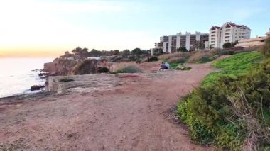 Cascais Portekiz Alacakaranlık Video 'sunda deniz kenarında yürümek