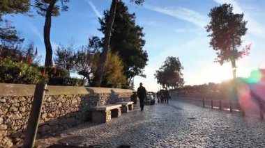 Günbatımı videosunda Cascais Portekiz kıyısı boyunca yürüyorum.