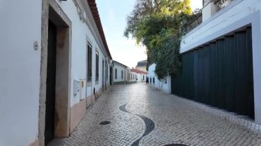 Cascais Portekiz 'de deniz kenarında altın saat