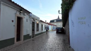 Cascais Portekiz 'de deniz kıyısında akşam gezintisi.