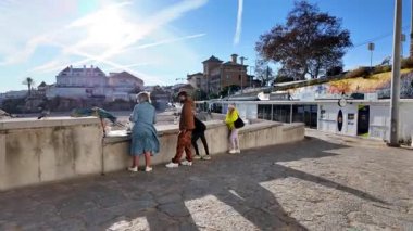 Cascais Portekiz tahta yol turizm klibinde akşam parlaması