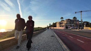 Cascais Portekiz 'de deniz kenarında altın saat