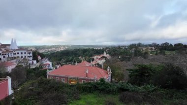 Sintra, Portekiz 'deki sis kaplı manzara, sinematik seyahat fotoğrafçılığı, Sintra keşfi, manzaralı seyahat ilhamı