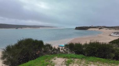 Fırtınalı, yağmurlu bir günde Atlantik Okyanusu 'nun göz kamaştırıcı manzarası.