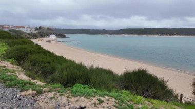 Atlas Okyanusu 'nun güçlü manzarası. Yağmurlu, kasvetli bir günde atmosferik titreşimlerle dolu.